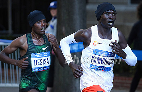 Kamworor Leads Near the End of the Race